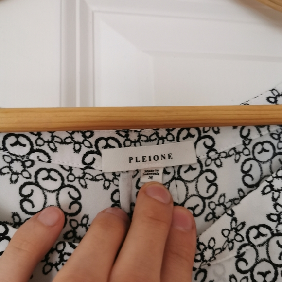 Pleione black & white geometric print short sleeve blous - Picture 3 of 4